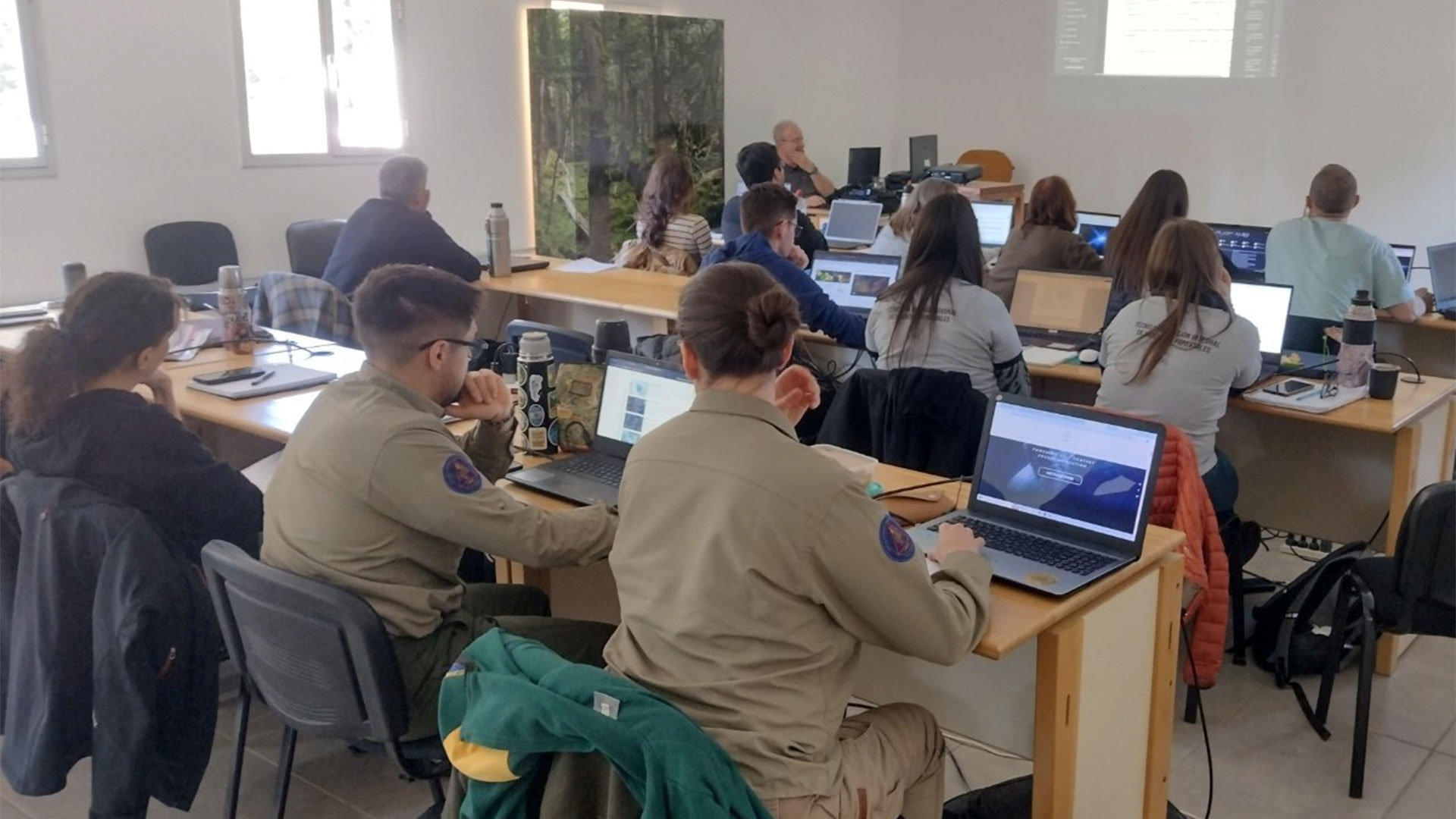 Cursos de posgrado abordaron el análisis de la vegetación y el comportamiento del fuego